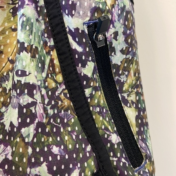 ⭐️HP⭐️Sz4 Lululemon Tracker Short III  floral sport white multi/ black  EUC - Picture 7 of 9